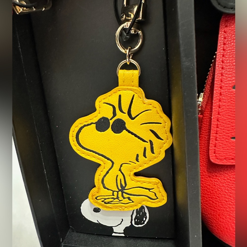 NIB Peanuts 3 Piece Set Snoopy Woodstock Doghouse Crossbody Bag & Keychain Charm - Picture 7 of 9